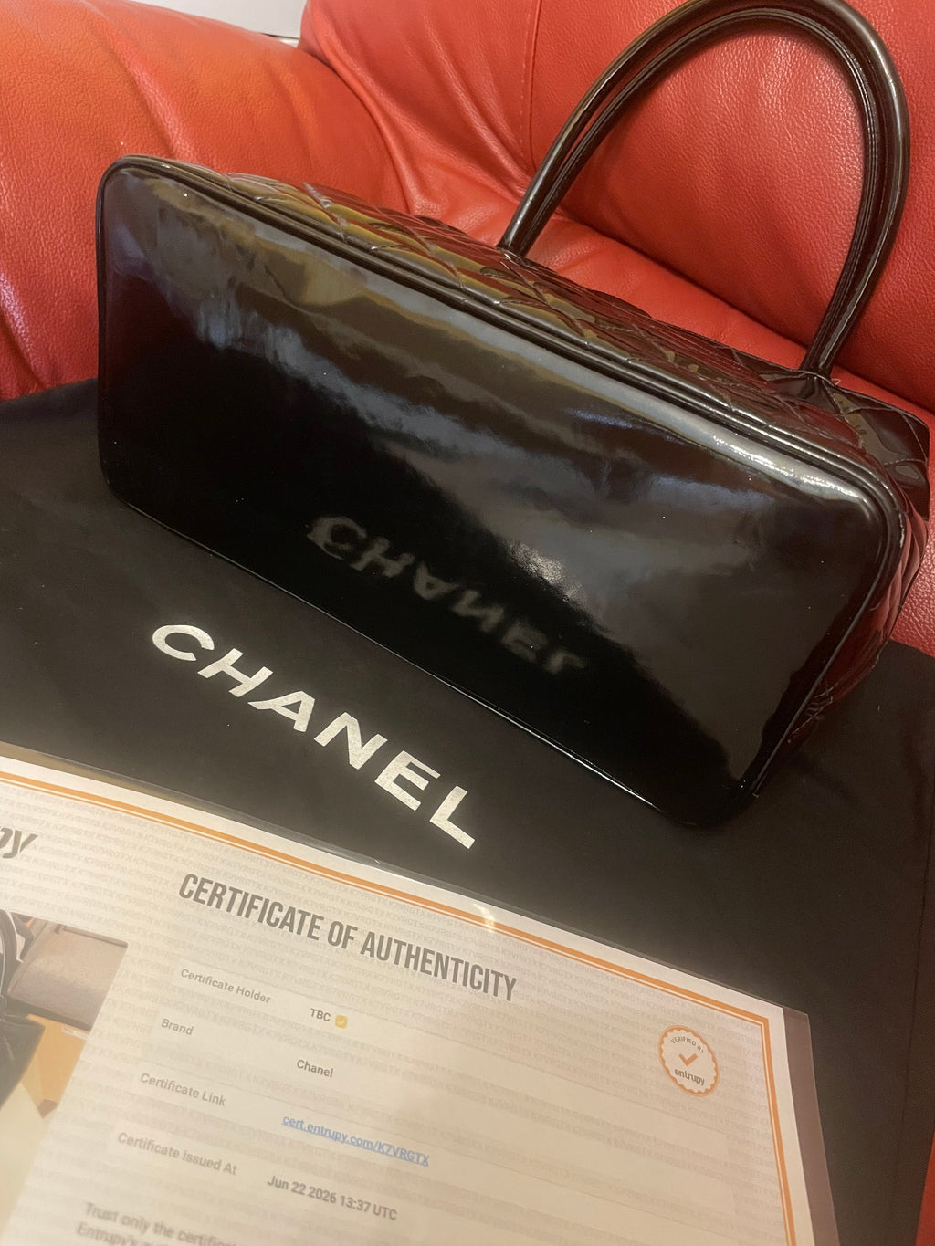 Chanel Medallion Tote in Pelle Verniciata Nera - Hardware Dorato