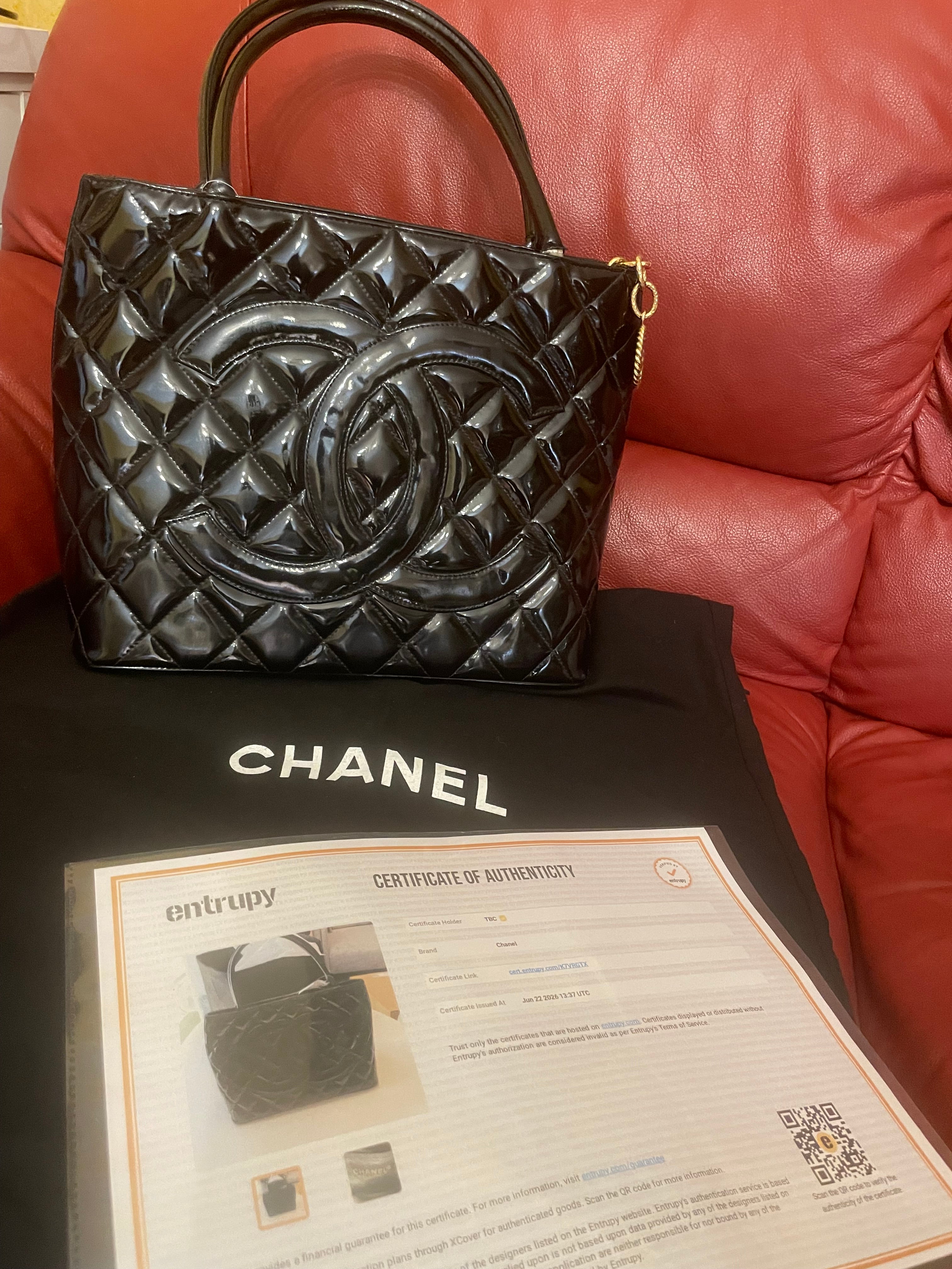 Chanel Medallion Tote in Pelle Verniciata Nera - Hardware Dorato