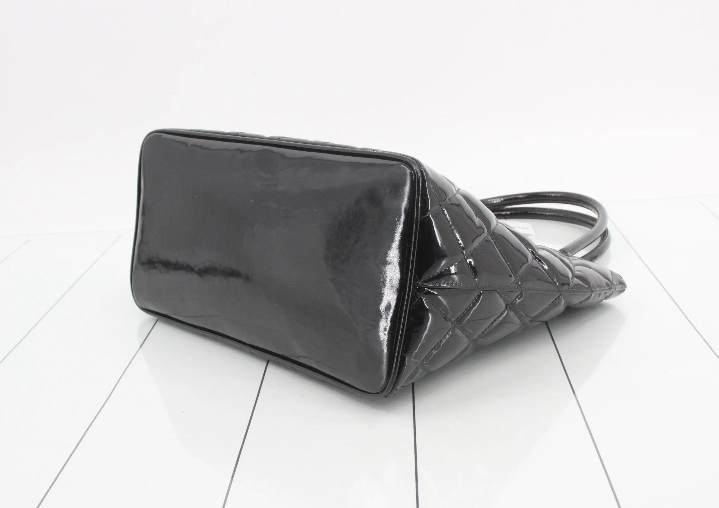 Chanel Medallion Tote in Pelle Verniciata Nera - Hardware Dorato