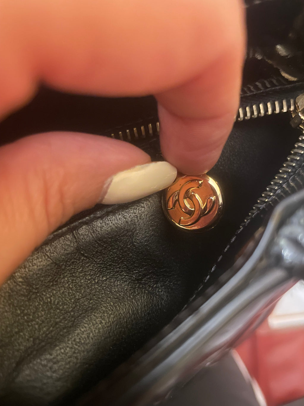 Chanel Medallion Tote in Pelle Verniciata Nera - Hardware Dorato