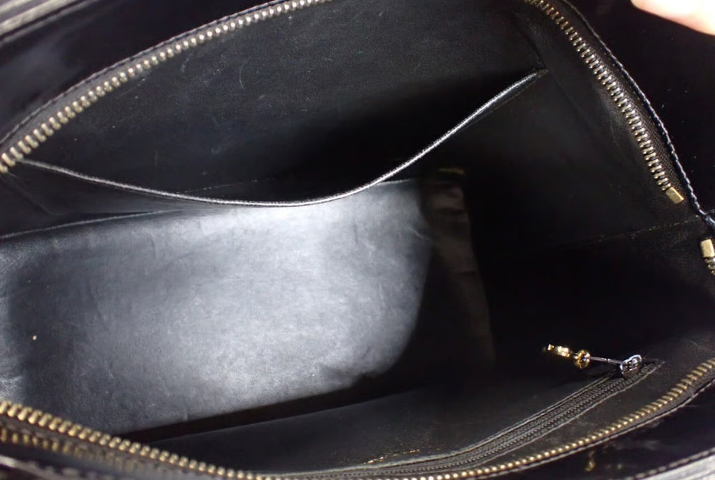 Chanel Medallion Tote in Pelle Verniciata Nera - Hardware Dorato