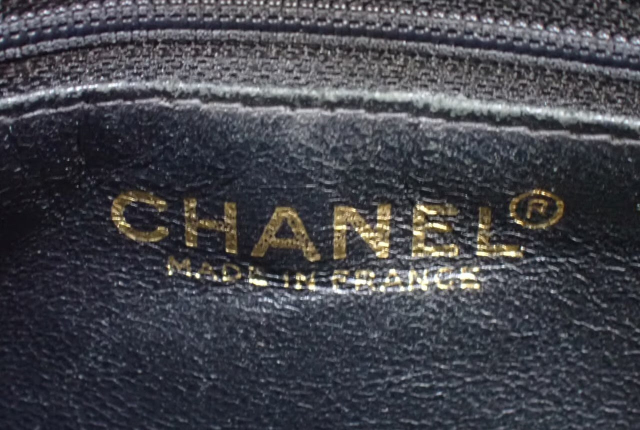 Chanel Medallion Tote in Pelle Verniciata Nera - Hardware Dorato
