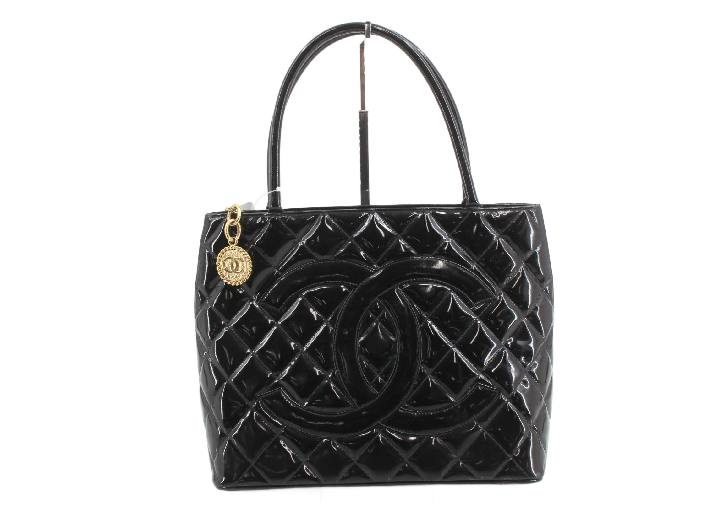Chanel Medallion Tote in Pelle Verniciata Nera - Hardware Dorato