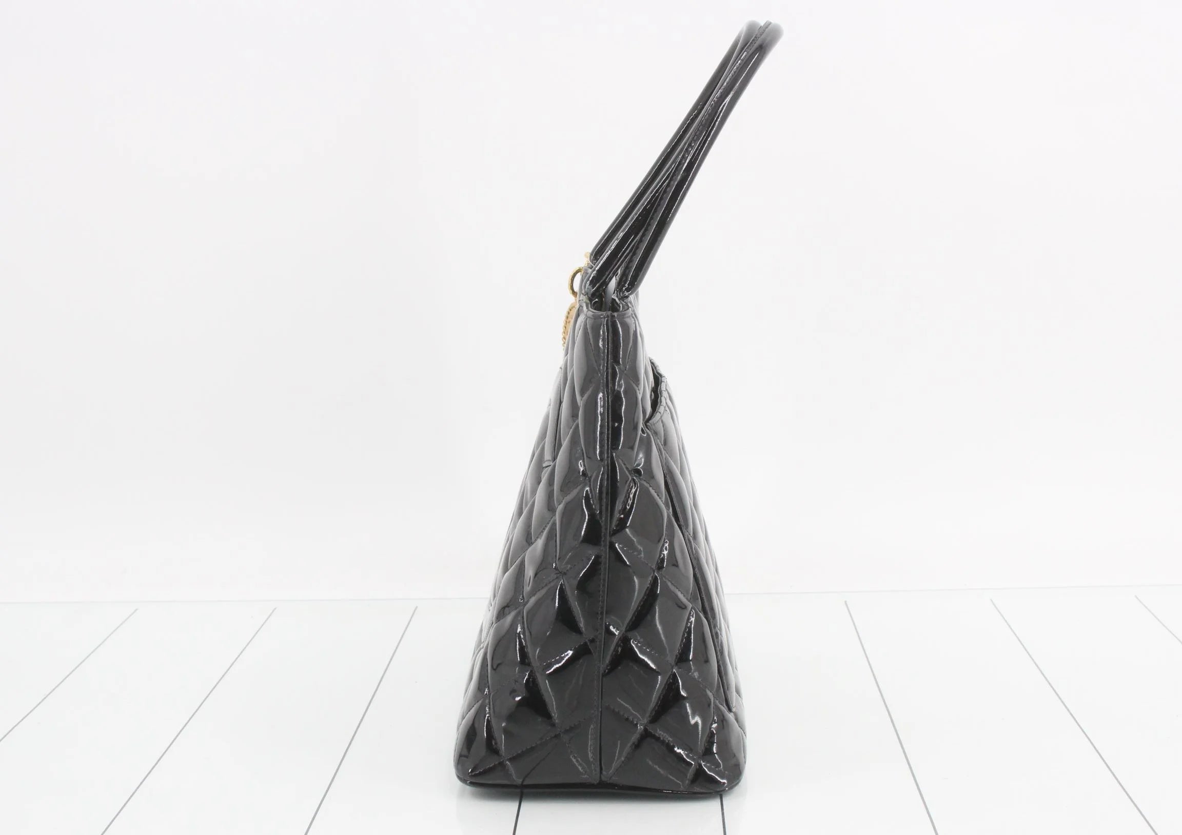 Chanel Medallion Tote in Pelle Verniciata Nera - Hardware Dorato