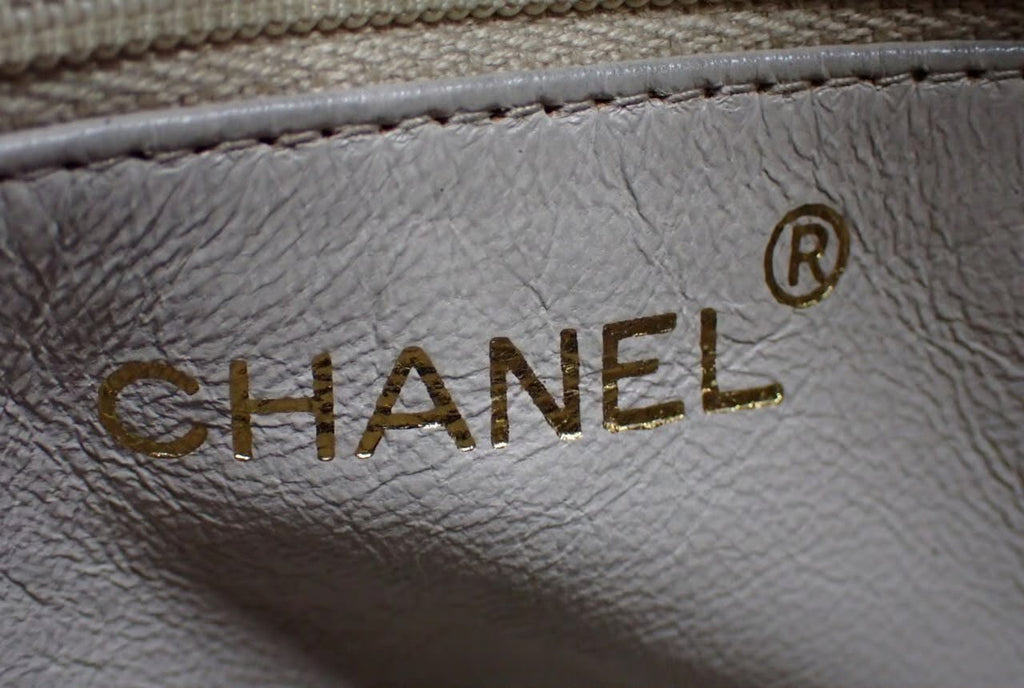 Chanel Vintage CC Quilted Shoulder Bag – Black | 20 cm