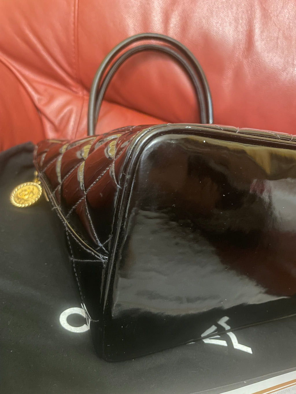 Chanel Medallion Tote in Pelle Verniciata Nera - Hardware Dorato