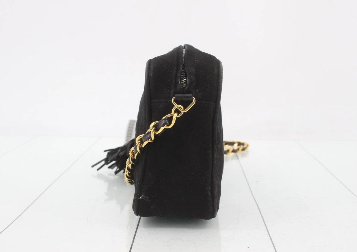 Chanel Vintage CC Quilted Shoulder Bag – Black | 20 cm