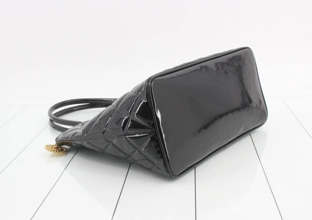 Chanel Medallion Tote in Pelle Verniciata Nera - Hardware Dorato