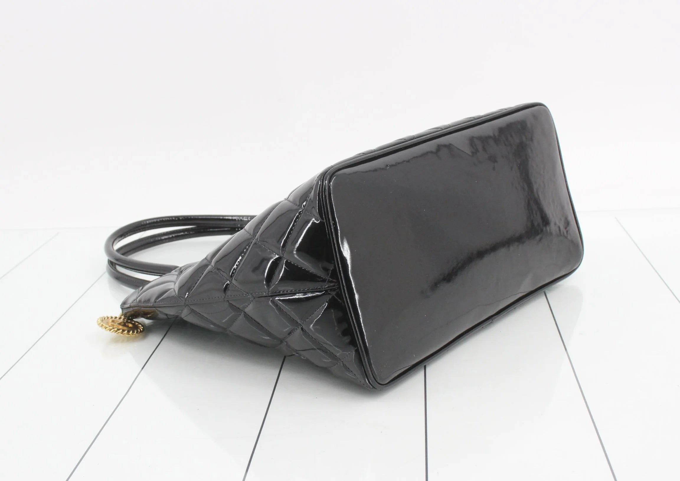Chanel Medallion Tote in Pelle Verniciata Nera - Hardware Dorato