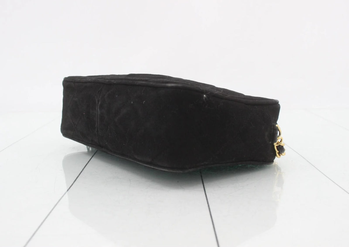 Chanel Vintage CC Quilted Shoulder Bag – Black | 20 cm