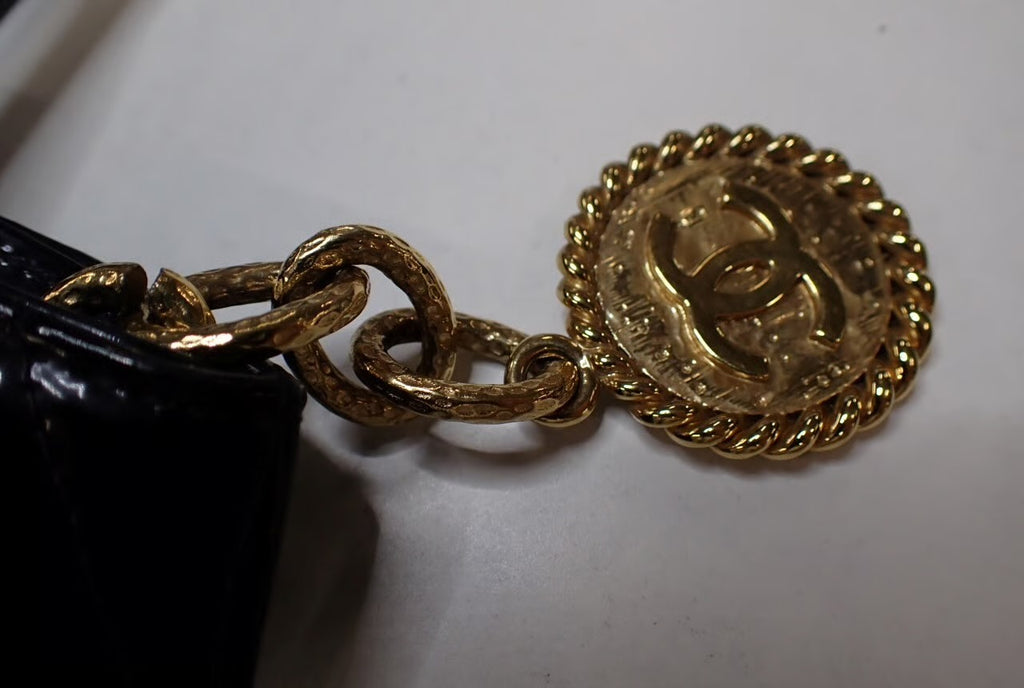 Chanel Medallion Tote in Pelle Verniciata Nera - Hardware Dorato