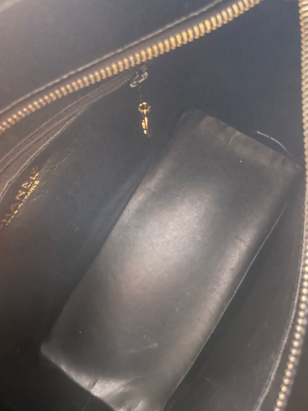 Chanel Medallion Tote in Pelle Verniciata Nera - Hardware Dorato