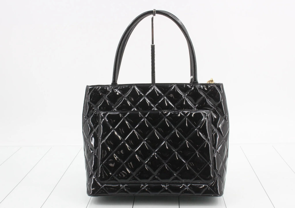 Chanel Medallion Tote in Pelle Verniciata Nera - Hardware Dorato