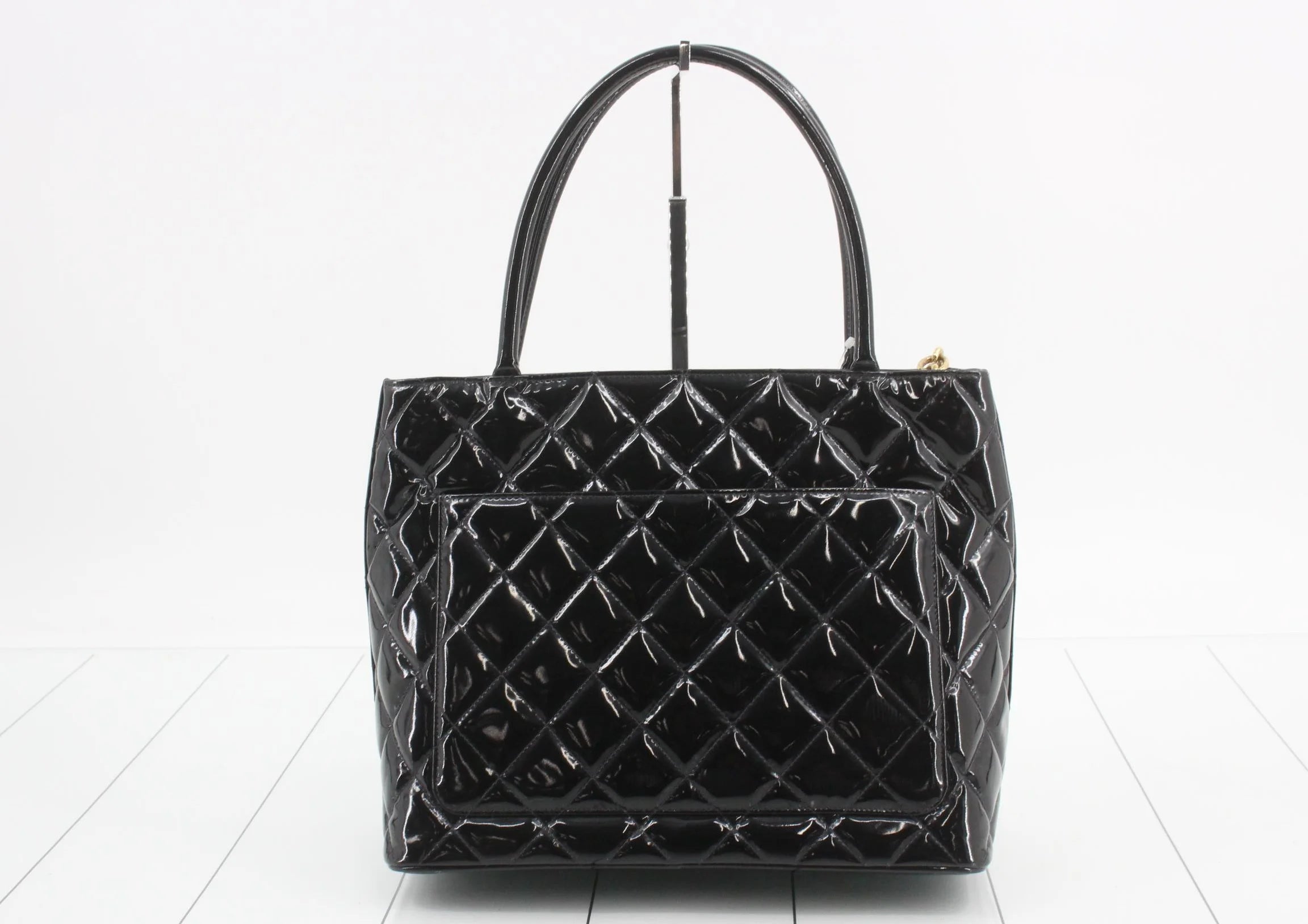 Chanel Medallion Tote in Pelle Verniciata Nera - Hardware Dorato