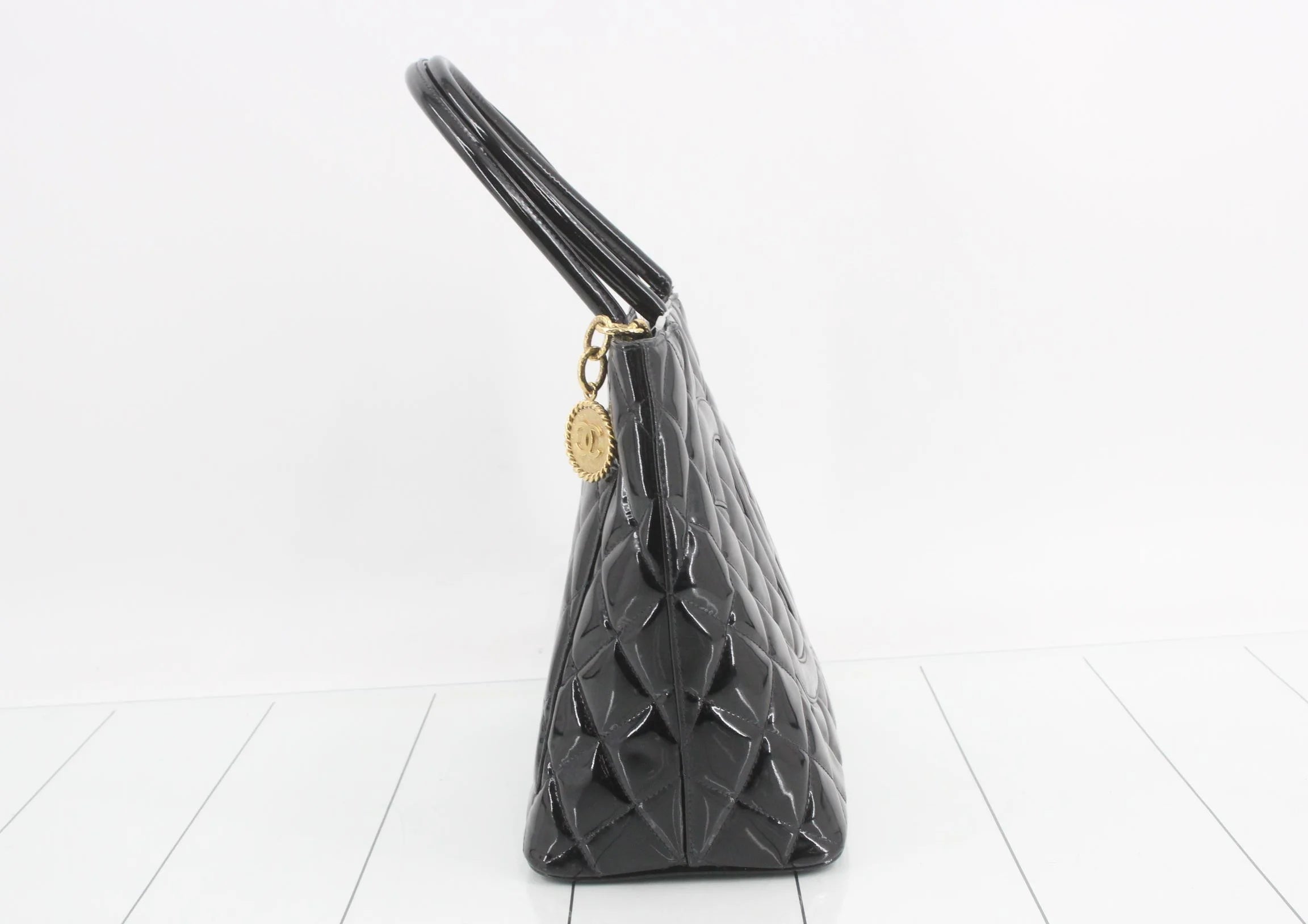 Chanel Medallion Tote in Pelle Verniciata Nera - Hardware Dorato